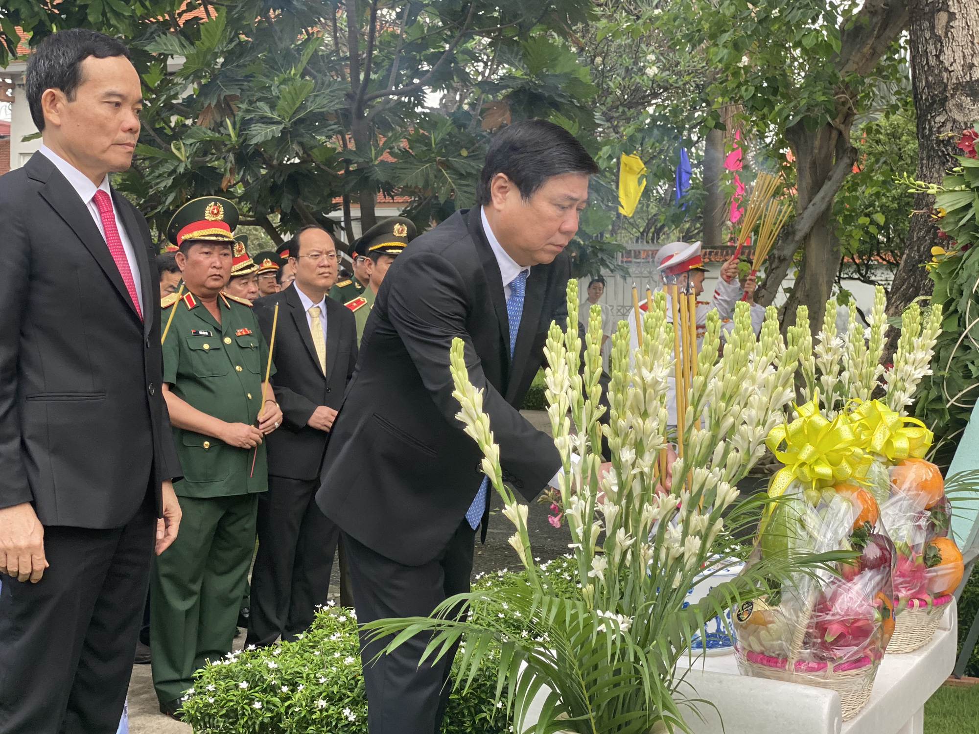 L&atilde;nh đạo TP HCM d&acirc;ng hương, d&acirc;ng hoa cố Chủ tịch nước L&ecirc; Đức Anh - Ảnh 5.