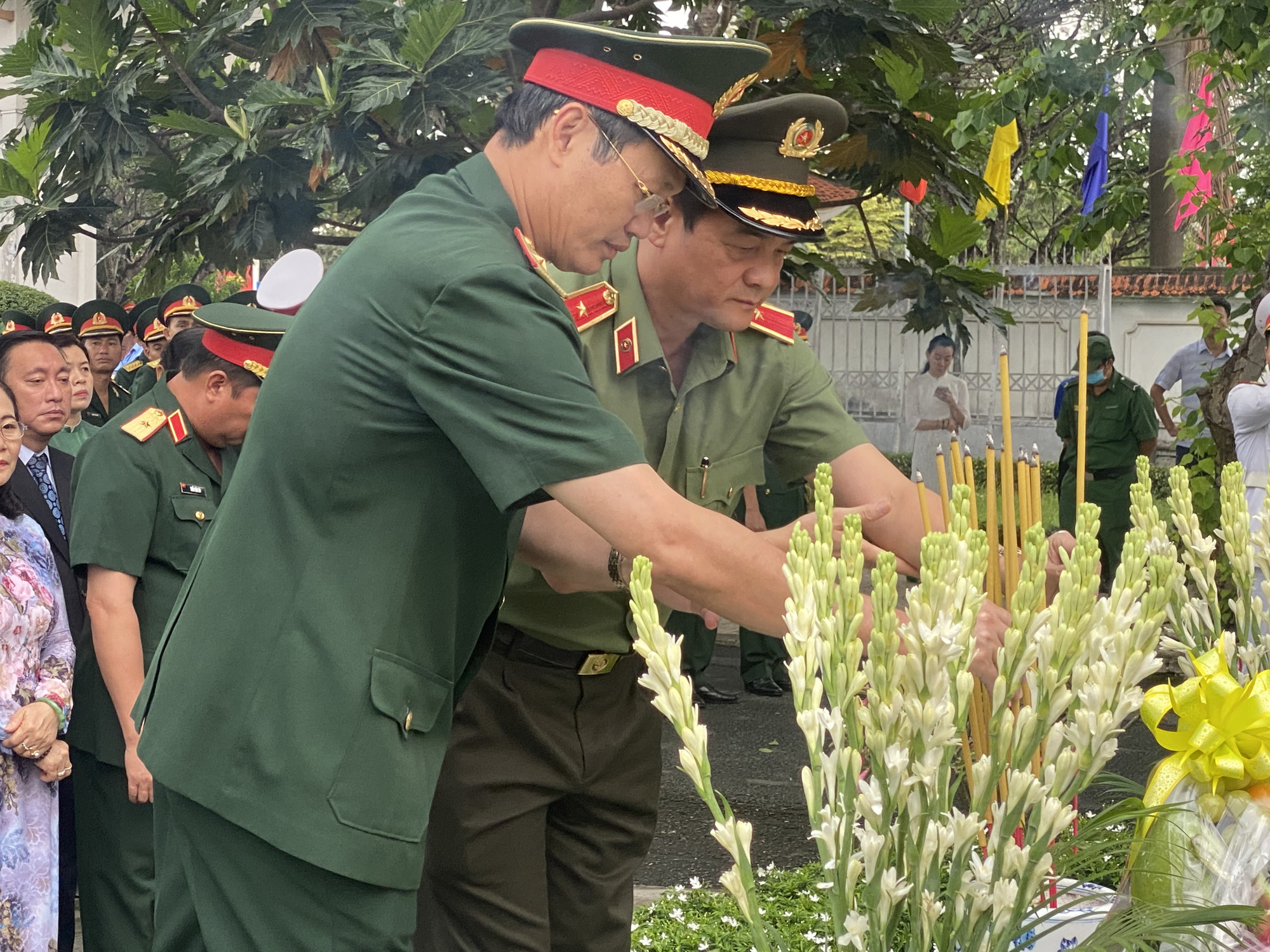 L&atilde;nh đạo TP HCM d&acirc;ng hương, d&acirc;ng hoa cố Chủ tịch nước L&ecirc; Đức Anh - Ảnh 6.