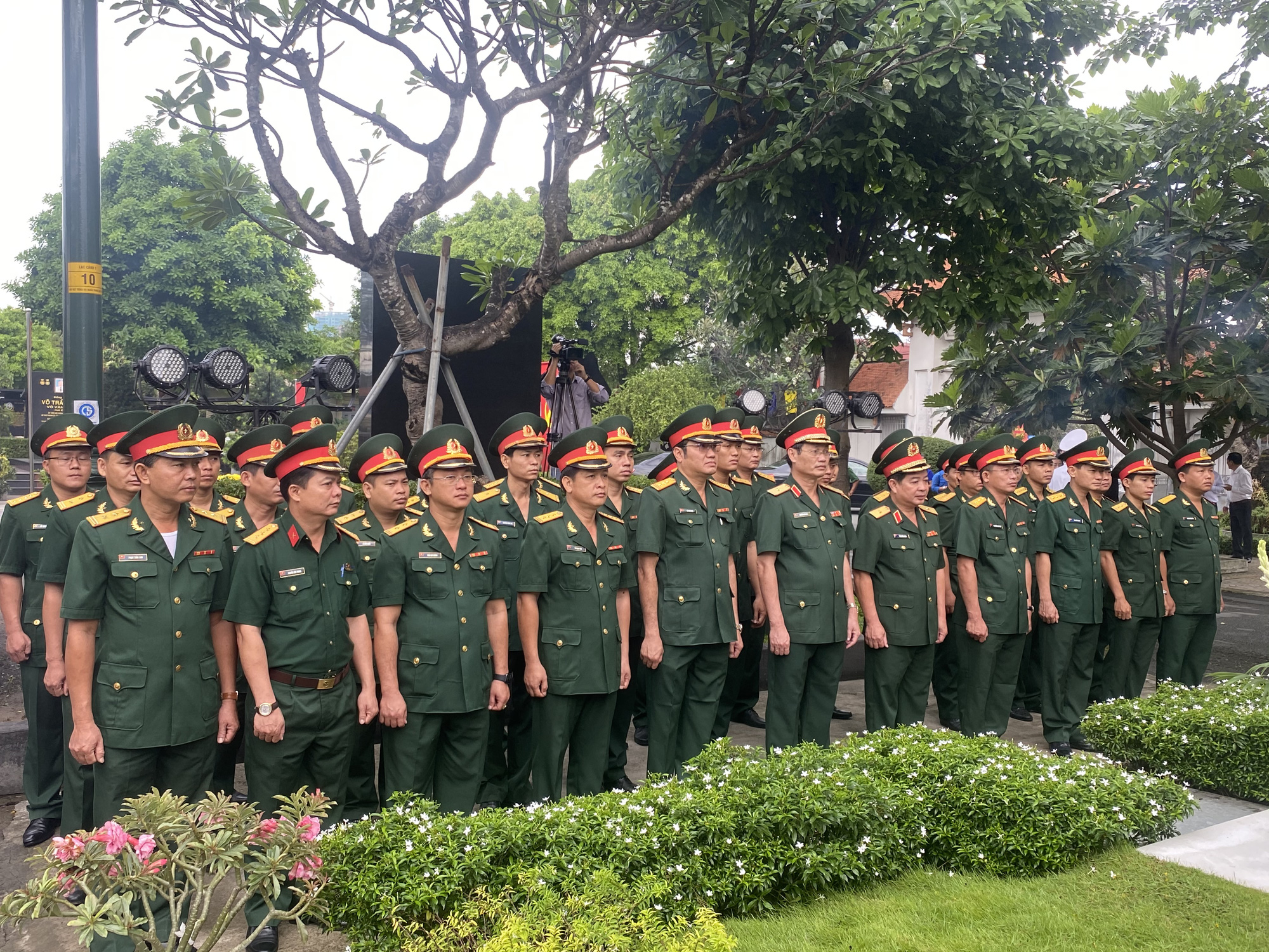 L&atilde;nh đạo TP HCM d&acirc;ng hương, d&acirc;ng hoa cố Chủ tịch nước L&ecirc; Đức Anh - Ảnh 7.