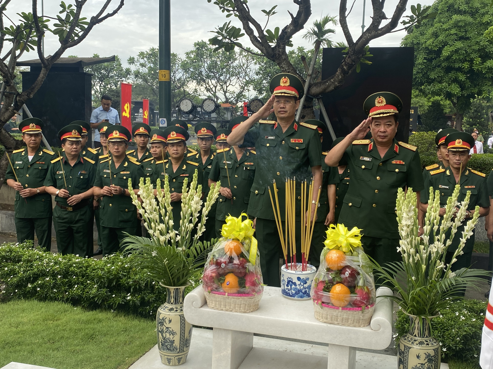 L&atilde;nh đạo TP HCM d&acirc;ng hương, d&acirc;ng hoa cố Chủ tịch nước L&ecirc; Đức Anh - Ảnh 8.