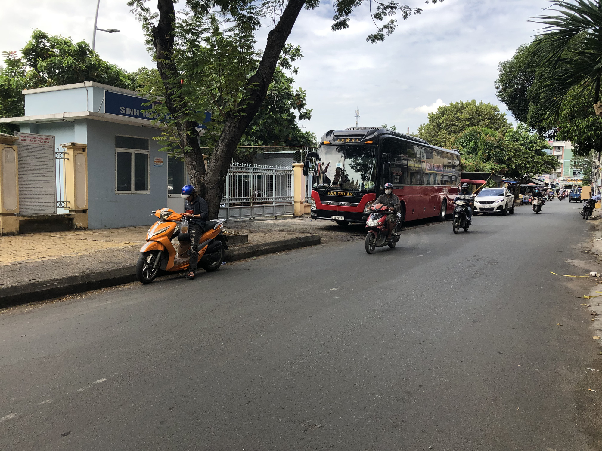 Bất chấp lệnh cấm, nhiều xe vẫn còn dừng, đỗ sai quy định - Ảnh 1.