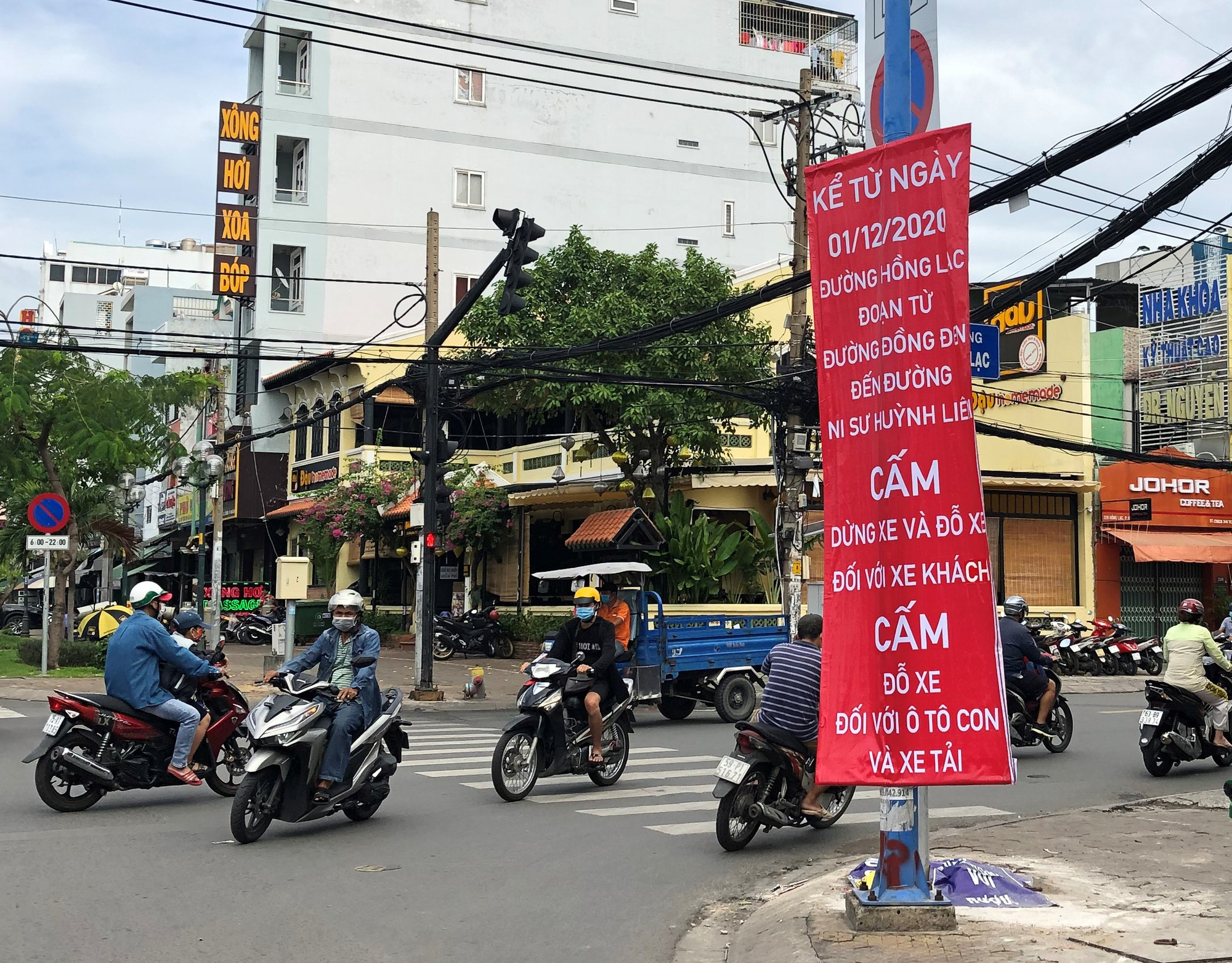 Bất chấp lệnh cấm, nhiều xe vẫn còn dừng, đỗ sai quy định - Ảnh 4.