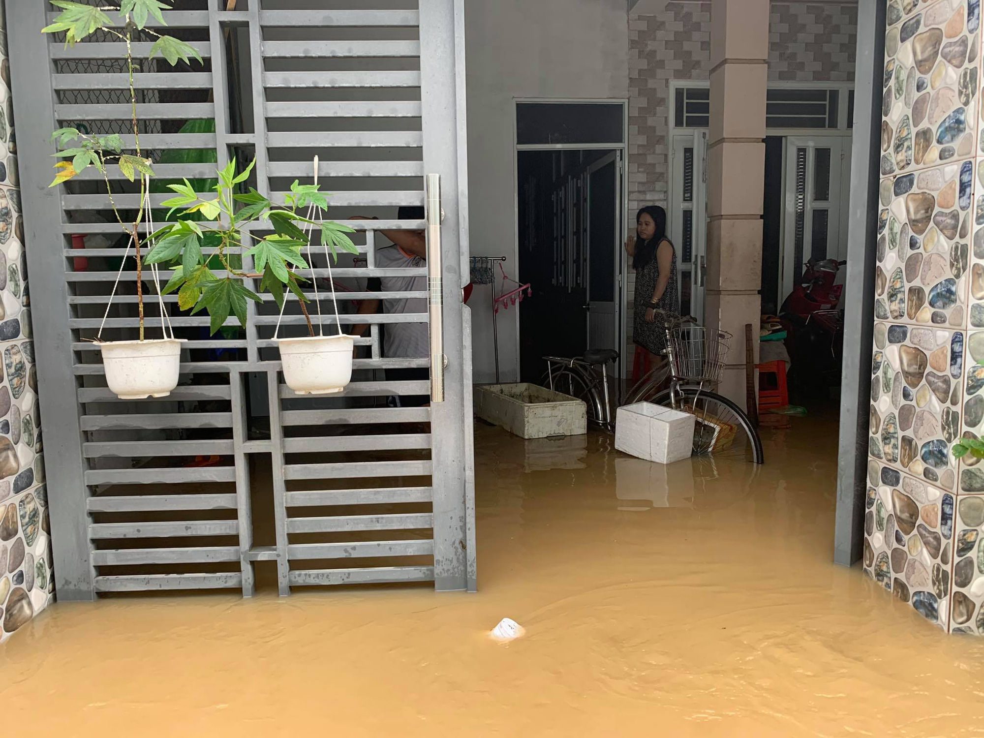 Clip: Nước lũ bao v&acirc;y TP Nha Trang - Ảnh 6.