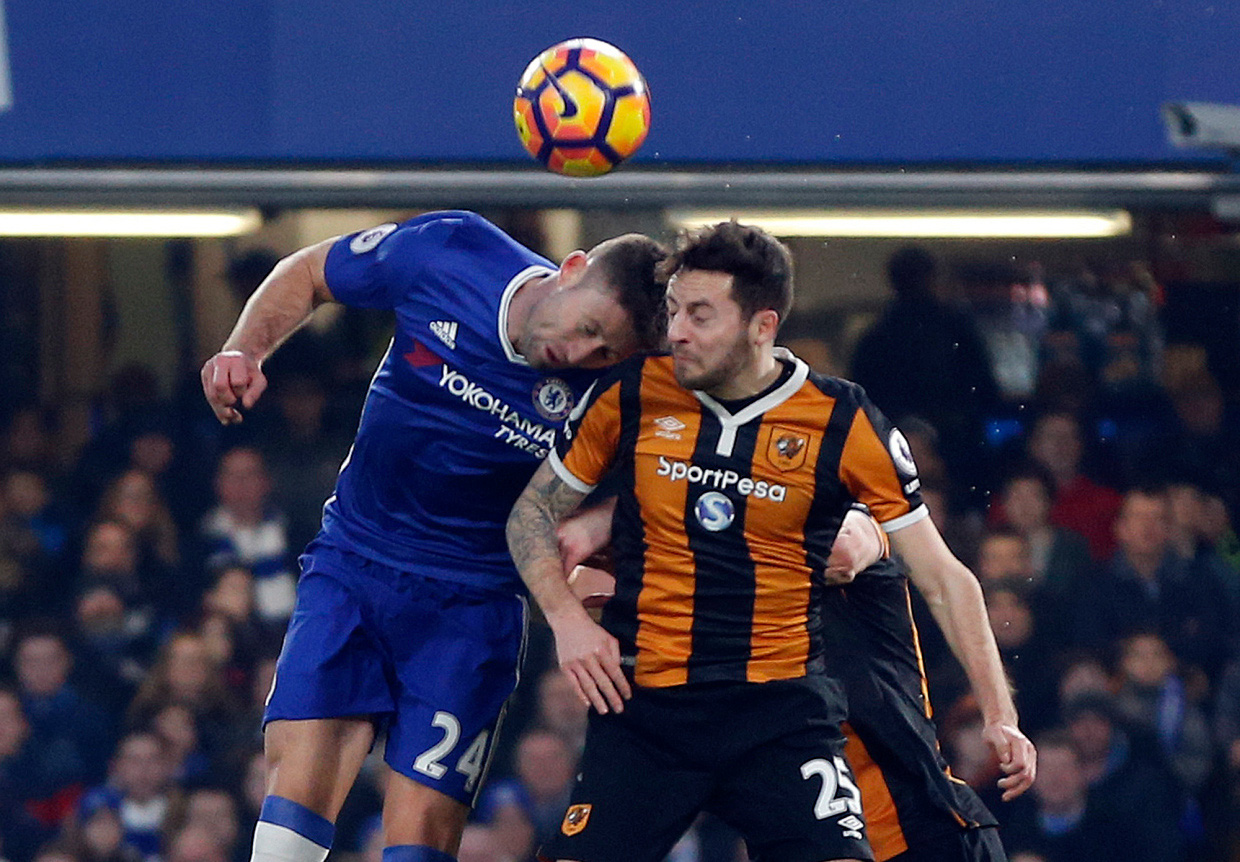 Không chiến kinh hoàng, sao Wolves nứt hộp sọ, David Luiz khâu đầu 7 mũi - Ảnh 6.