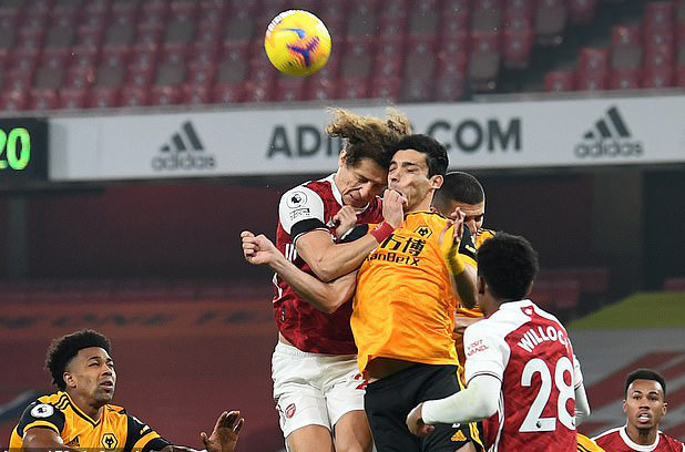Không chiến kinh hoàng, sao Wolves nứt hộp sọ, David Luiz khâu đầu 7 mũi