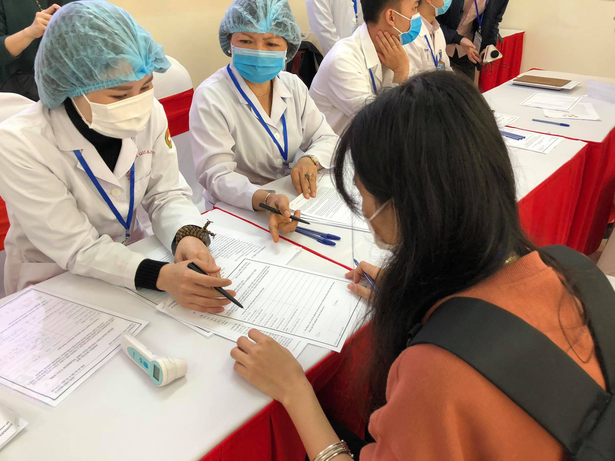 CLIP: Rất đông người tình nguyện đăng ký thử nghiệm vắc-xin Covid-19 - Ảnh 7.