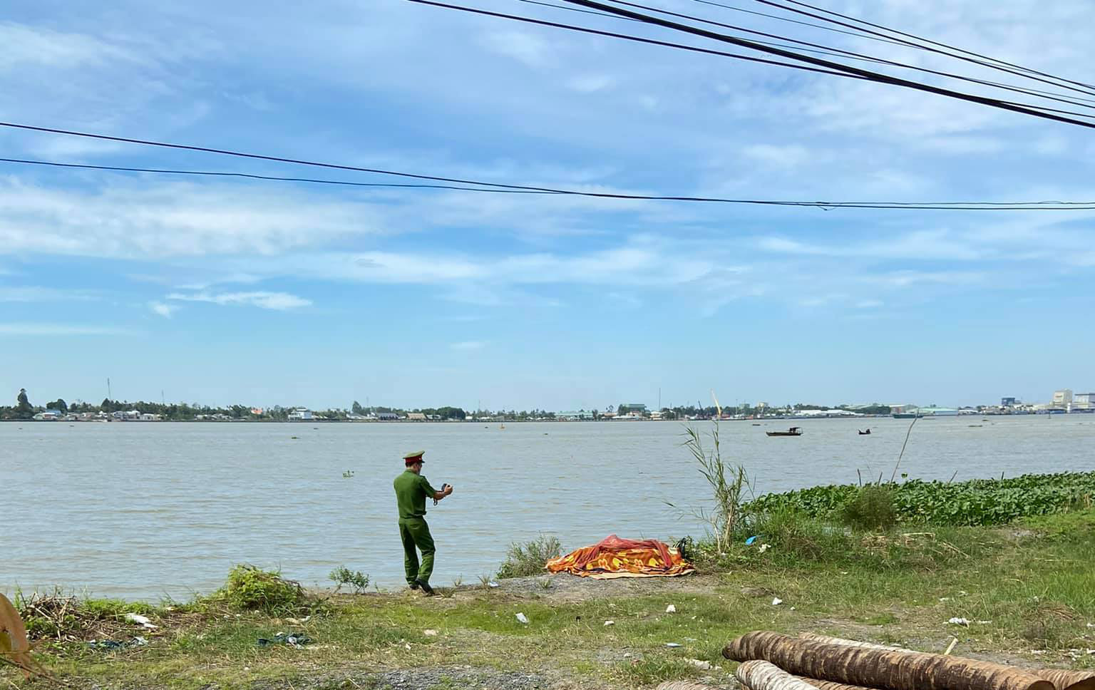 Tìm thấy thi thể nam sinh lớp 11 nghi tự tử ở cầu Cao Lãnh