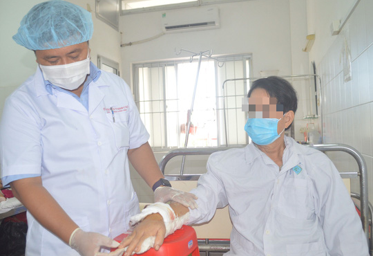 Tỉa cây cảnh đón Tết, người đàn ông suýt mất tay và chân