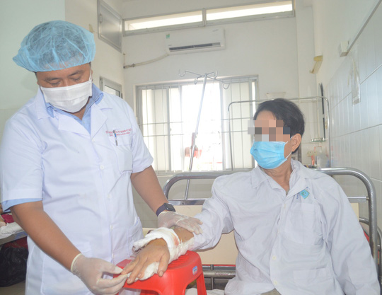 Tỉa c&acirc;y cảnh đ&oacute;n Tết, người đ&agrave;n &ocirc;ng su&yacute;t mất tay v&agrave; ch&acirc;n - Ảnh 2.