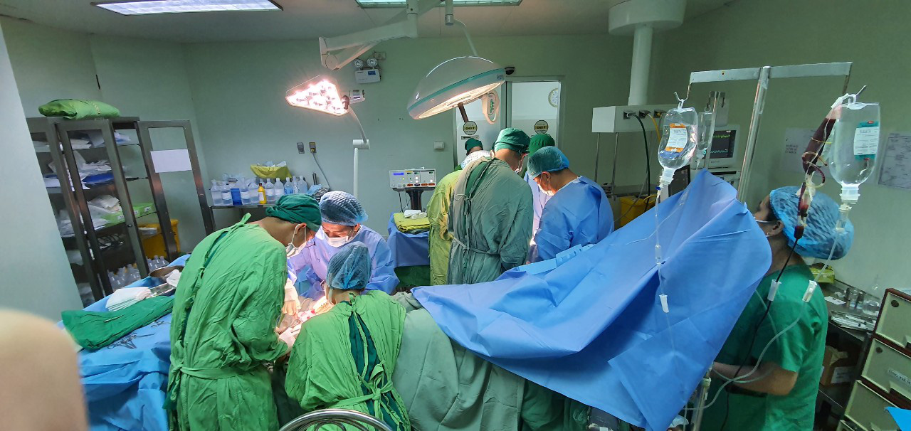 Tỉa c&acirc;y cảnh đ&oacute;n Tết, người đ&agrave;n &ocirc;ng su&yacute;t mất tay v&agrave; ch&acirc;n - Ảnh 1.