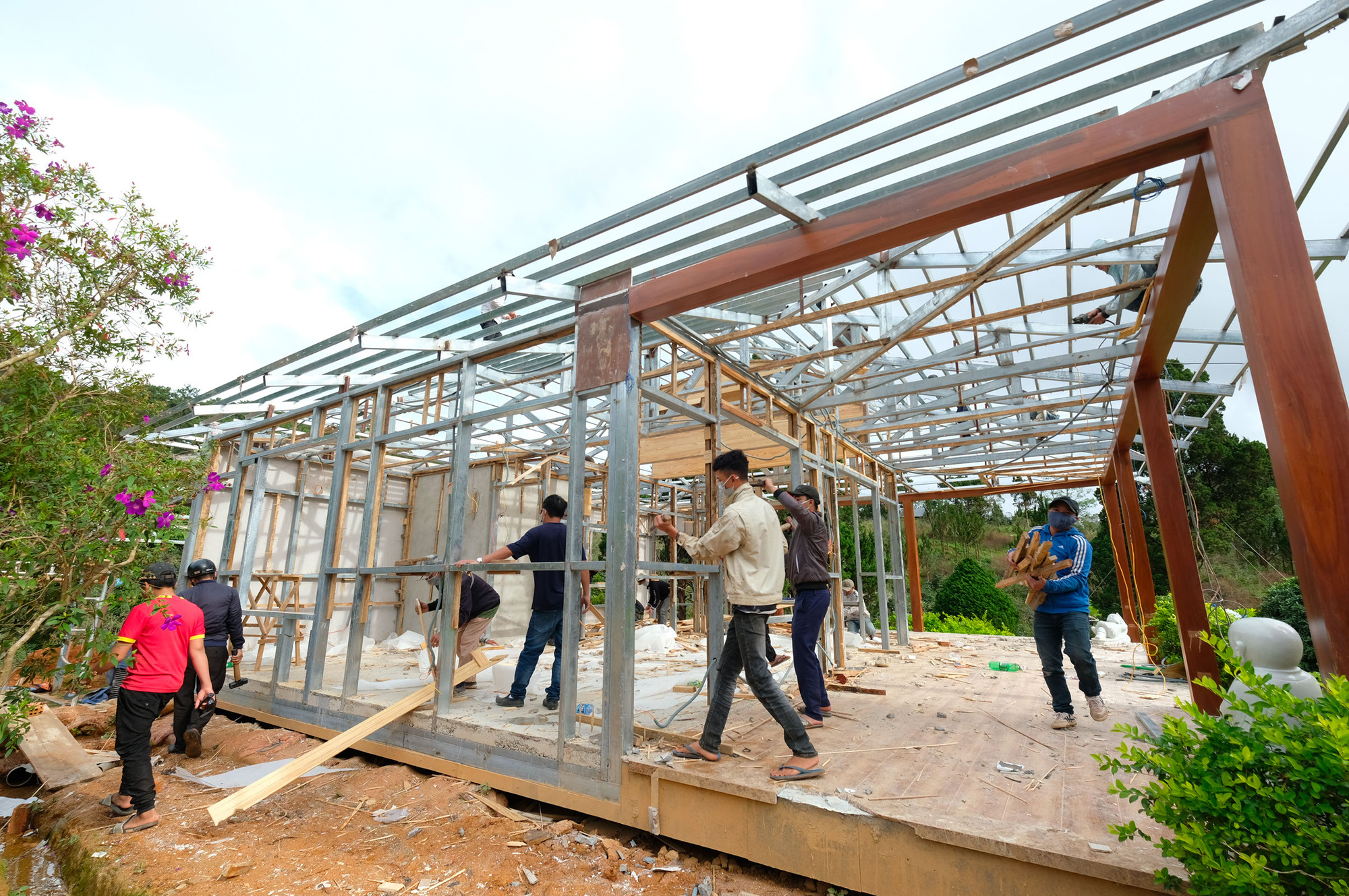 Bắt đầu cưỡng chế tháo dỡ làng biệt thự trái phép cạnh hồ Tuyền Lâm - Đà Lạt - Ảnh 11.