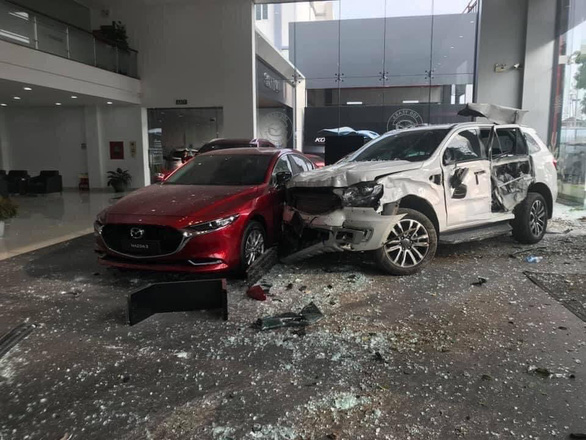 Nữ tài xế điều khiển xế hộp tông trúng người đi đường rồi lao thẳng vào showroom ôtô