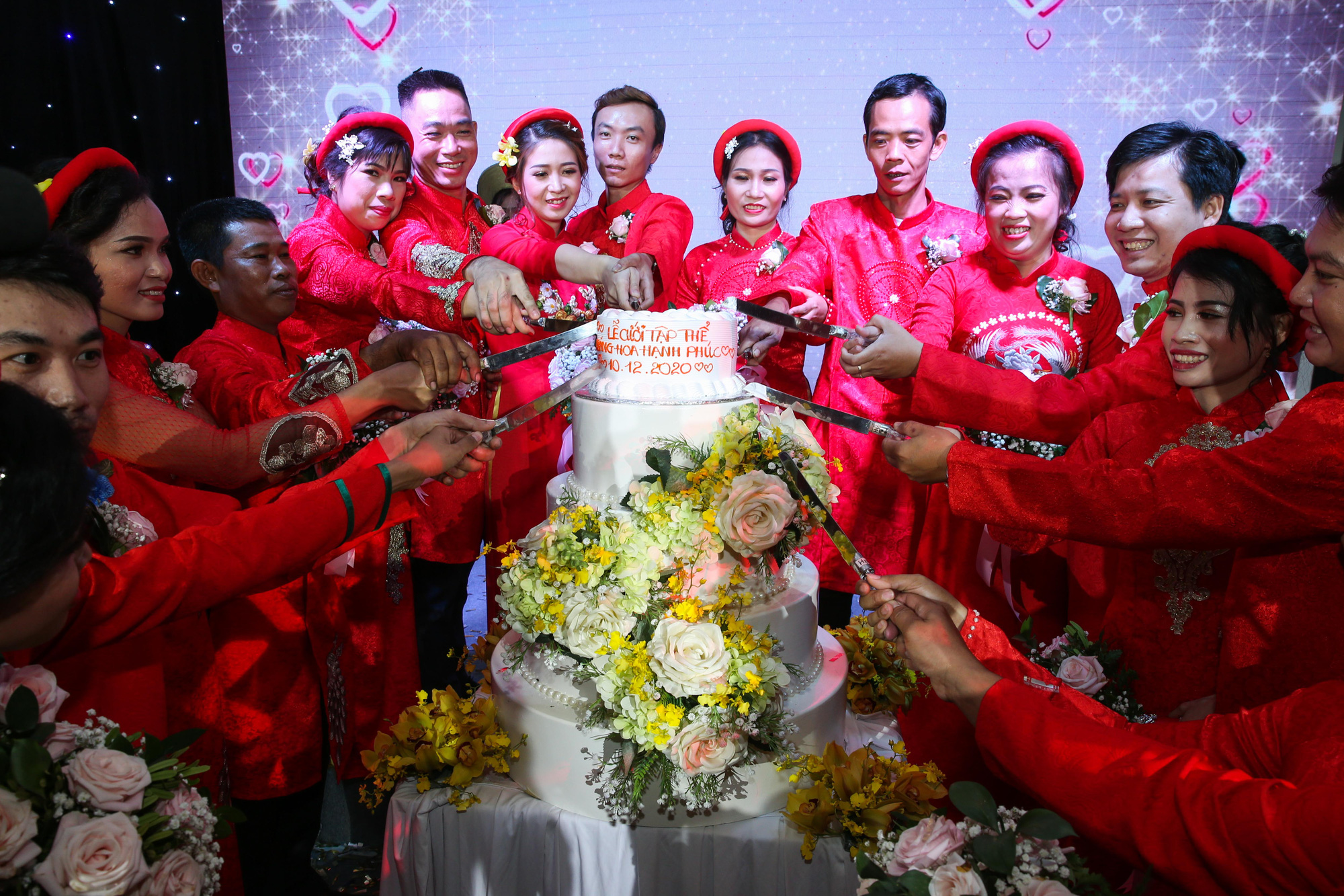 Xúc động lễ cưới tập thể dành cho công nhân khó khăn - Ảnh 2.