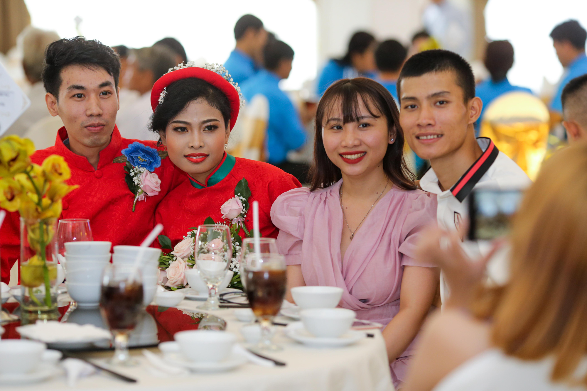 Xúc động lễ cưới tập thể dành cho công nhân khó khăn - Ảnh 6.