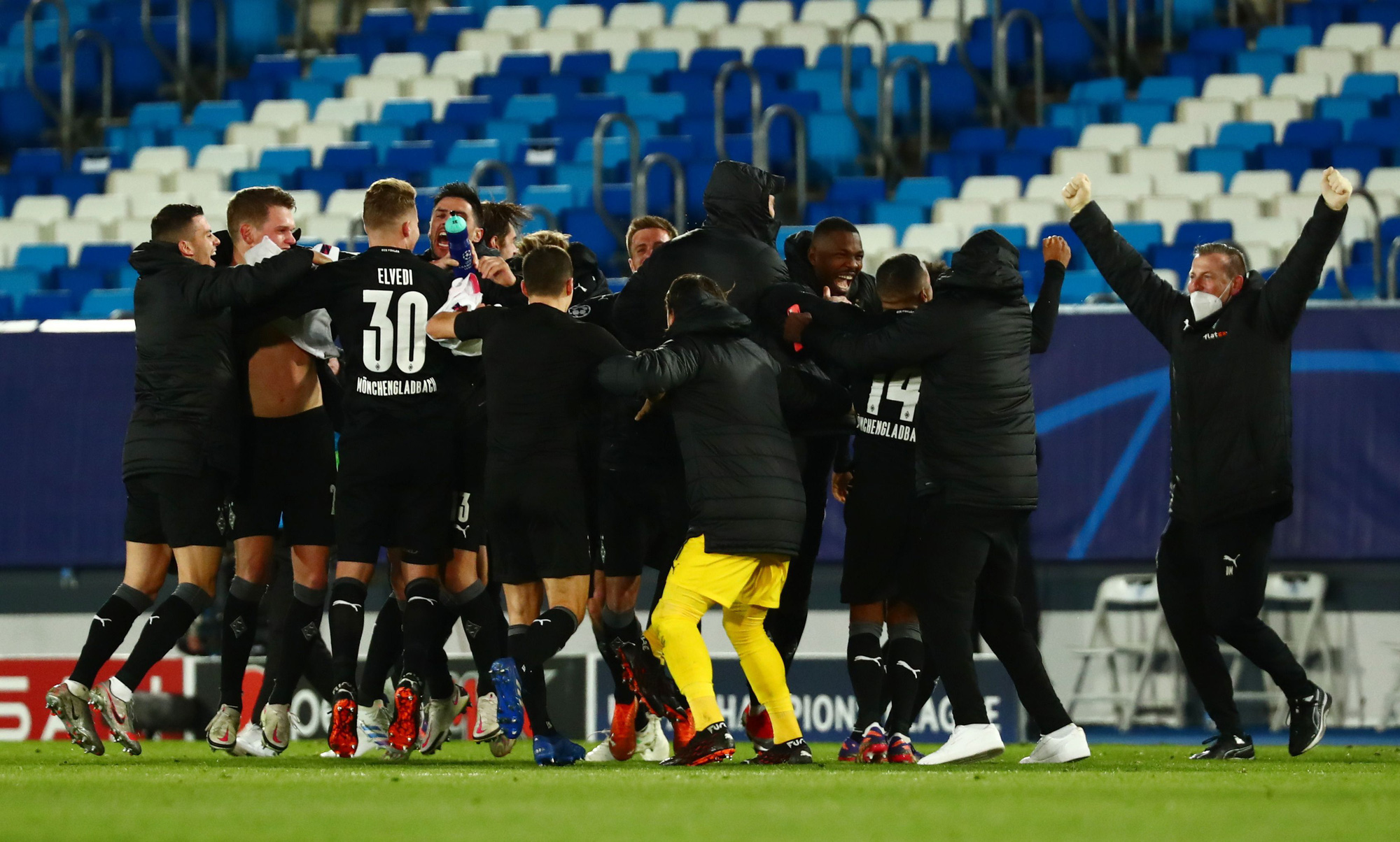 Benzema lập kỷ lục, Real Madrid ngoạn mục vượt vòng bảng Champions League - Ảnh 6.