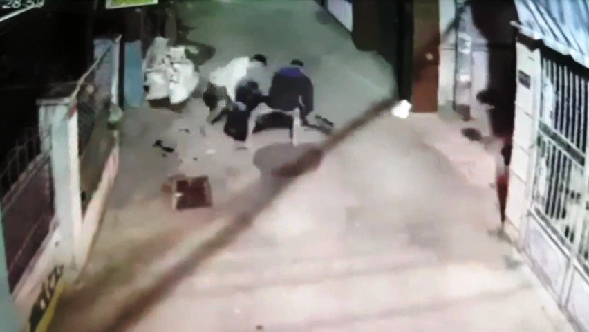 Camera ghi lại cận cảnh 2 băng nh&oacute;m bắn nhau như phim h&agrave;nh động ở Tiền Giang - Ảnh 2.