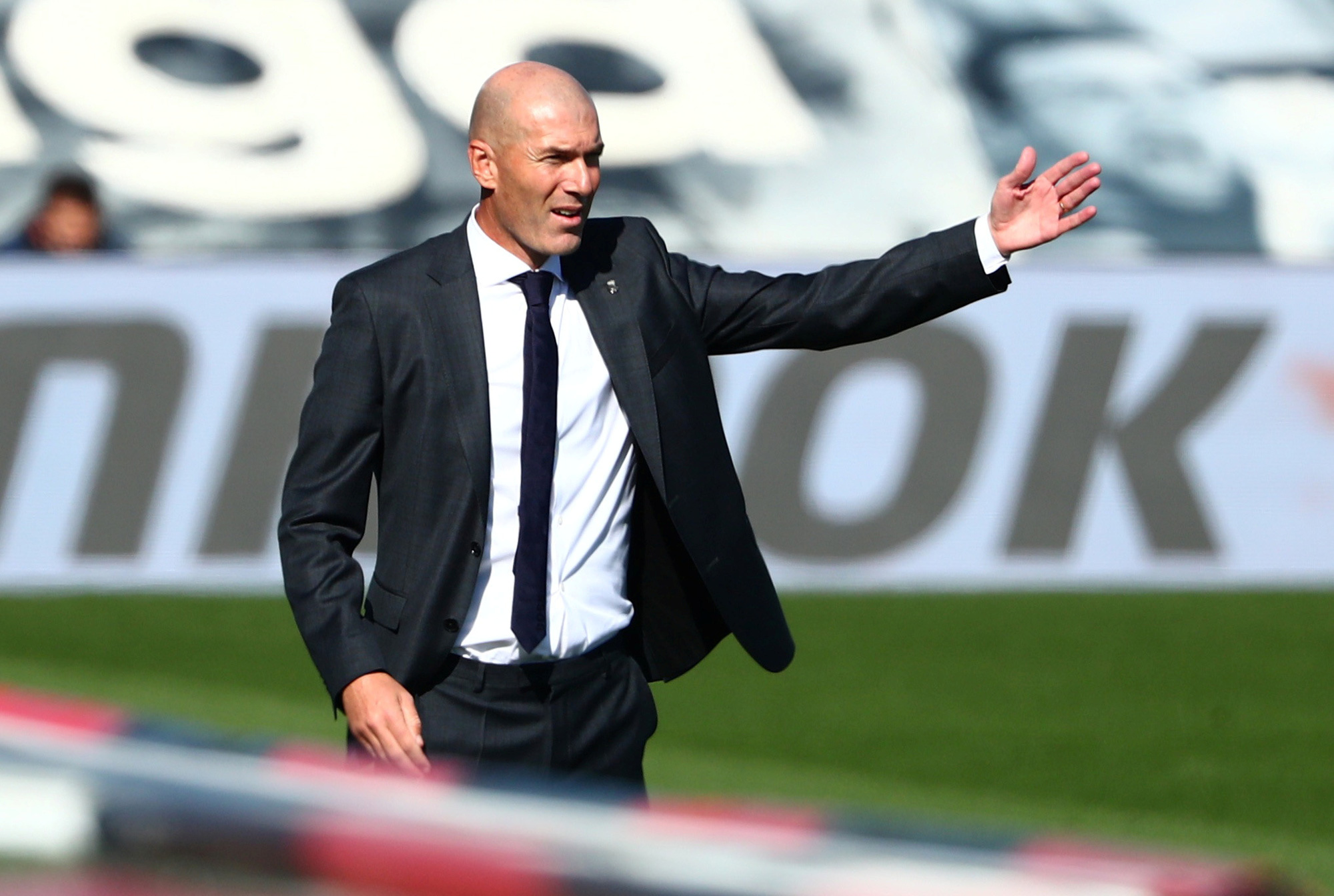 Zinedine Zidane từ chức, ghế n&oacute;ng Real Madrid rung lắc dữ dội - Ảnh 1.