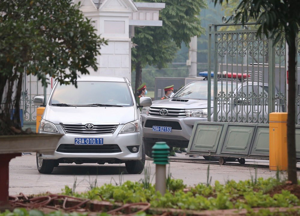 Ghi nhận b&ecirc;n ngo&agrave;i t&ograve;a &aacute;n xử &ocirc;ng Nguyễn Đức Chung - Ảnh 1.