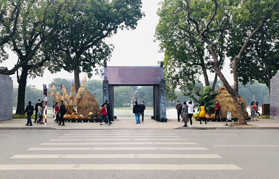 Th&aacute;o dỡ tr&aacute;i tim qu&aacute;i dị, H&agrave; Nội y&ecirc;u cầu di dời tất cả tiểu cảnh kh&ocirc;ng đảm bảo thẩm mỹ ở Hồ Gươm - Ảnh 3.