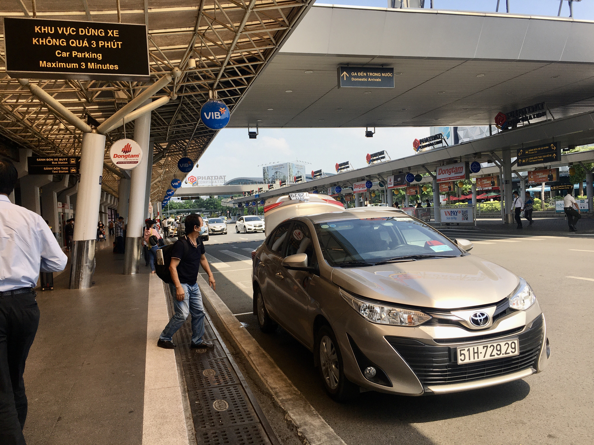 Yêu cầu sân bay Tân Sơn Nhất bố trí làn C cho taxi đón khách