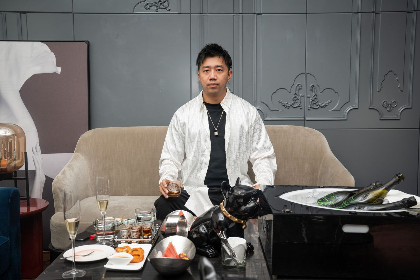 Cậu ấm, c&ocirc; chi&ecirc;u Trung Quốc kh&ocirc;ng c&ograve;n d&aacute;m ph&ocirc; trương sự gi&agrave;u c&oacute; - Ảnh 1.