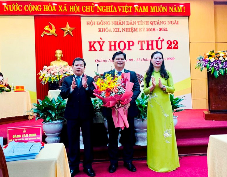 Quảng Ng&atilde;i c&oacute; Ph&oacute; Chủ tịch UBND tỉnh 45 tuổi - Ảnh 1.