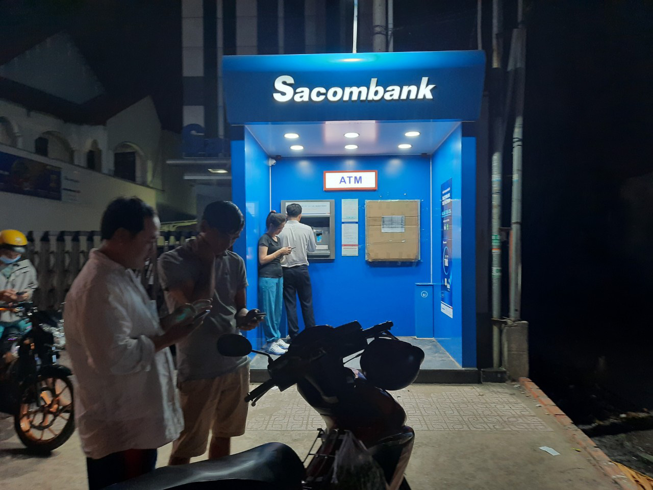 Bị vợ truy hỏi, nam thanh niên vác búa đập máy ATM vì "tội" trừ tiền sai (?!)
