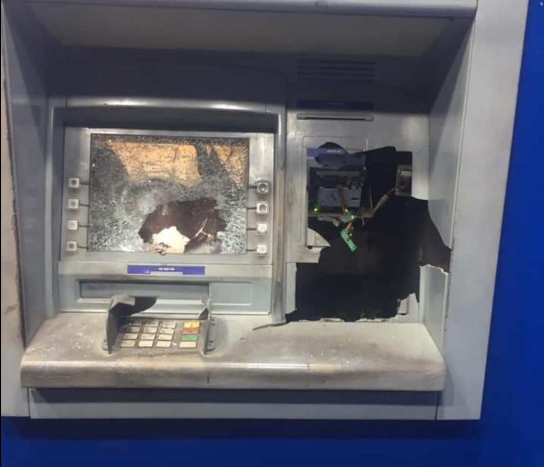 Bị vợ truy hỏi, nam thanh niên vác búa đập máy ATM vì tội trừ tiền sai (?!) - Ảnh 1.