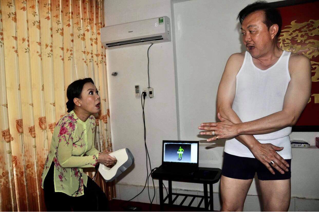 Nghệ sĩ Việt Hương nhớ da diết không khí đo tượng sáp nghệ sĩ Chí Tài - Ảnh 3.