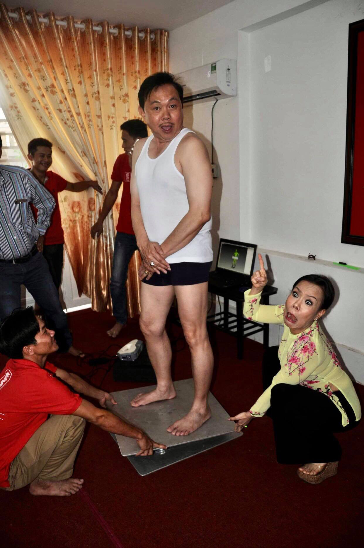 Nghệ sĩ Việt Hương nhớ da diết không khí đo tượng sáp nghệ sĩ Chí Tài - Ảnh 2.