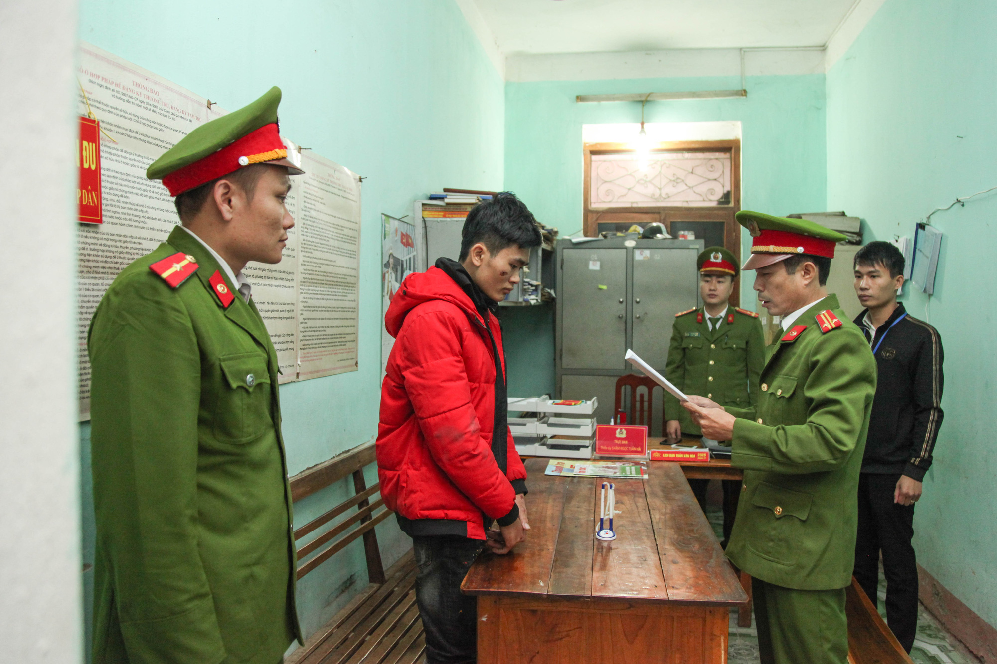 Nam thanh niên 18 tuổi đi xe máy phóng nhanh, lạng lách tông bị thương cảnh sát