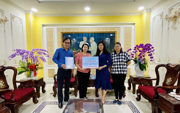 Hỗ trợ đồng bào, công nhân bị bão lũ