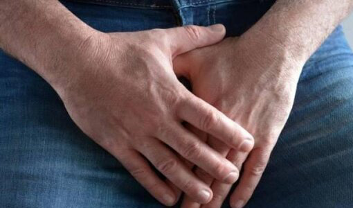 Lỡ tay bẻ g&atilde;y cậu nhỏ v&igrave; kh&oacute; chịu v&agrave;o buổi s&aacute;ng - Ảnh 2.