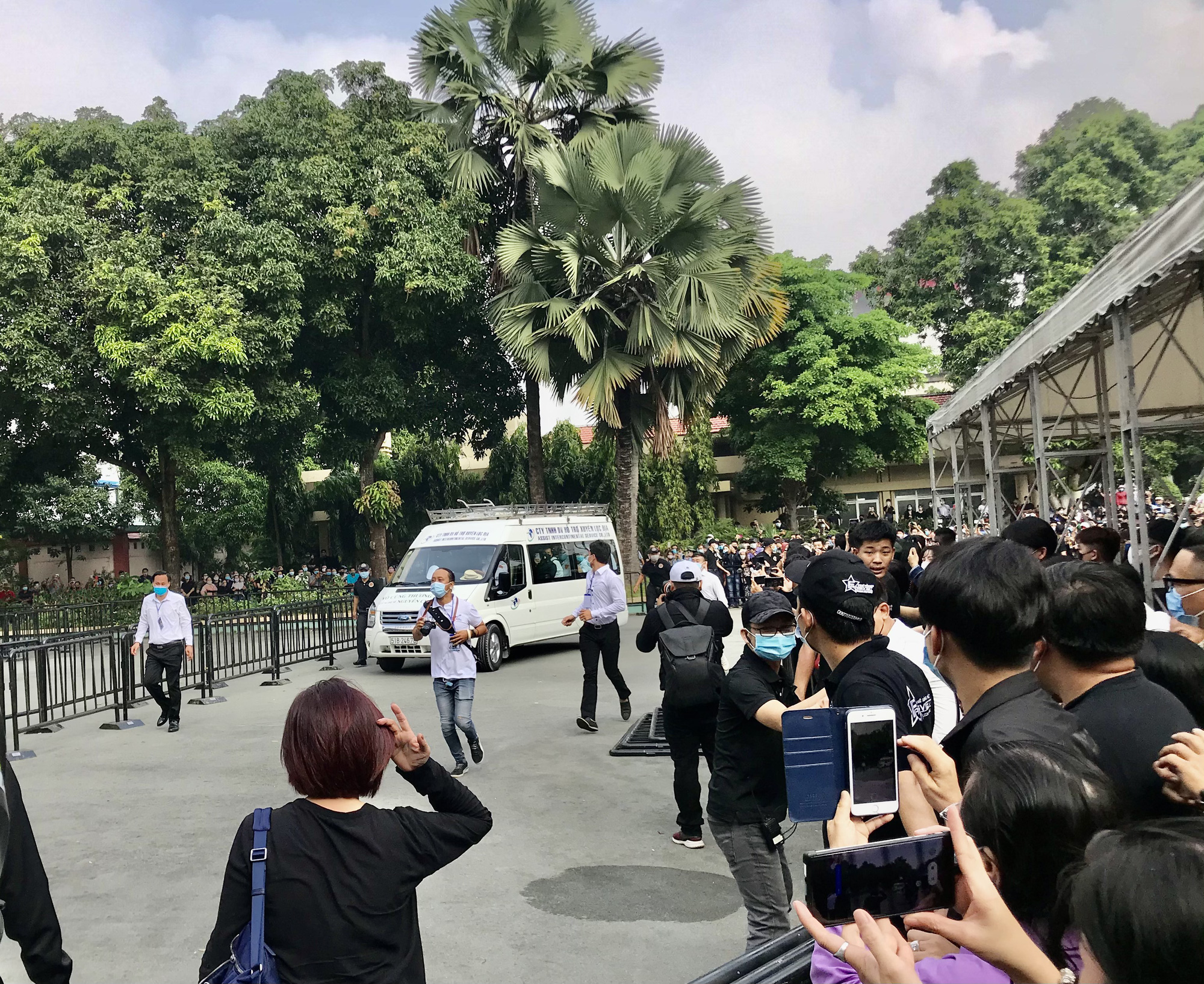 NSƯT Ho&agrave;i Linh kh&oacute;c ph&uacute;t cuối tiễn đưa linh cữu nghệ sĩ Ch&iacute; T&agrave;i ra s&acirc;n bay sang Mỹ - Ảnh 2.