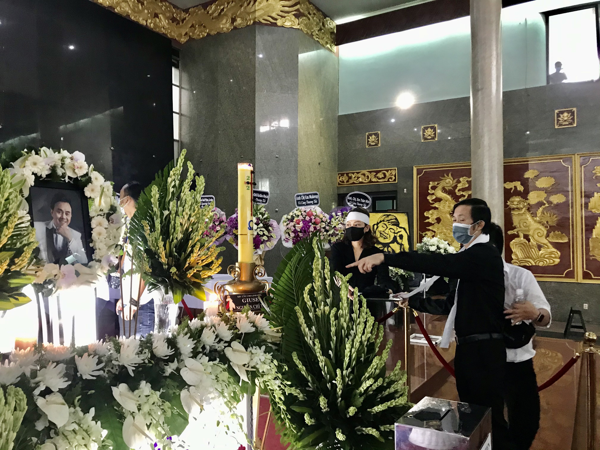 NSƯT Hoài Linh khóc phút cuối tiễn đưa linh cữu nghệ sĩ Chí Tài ra sân bay sang Mỹ