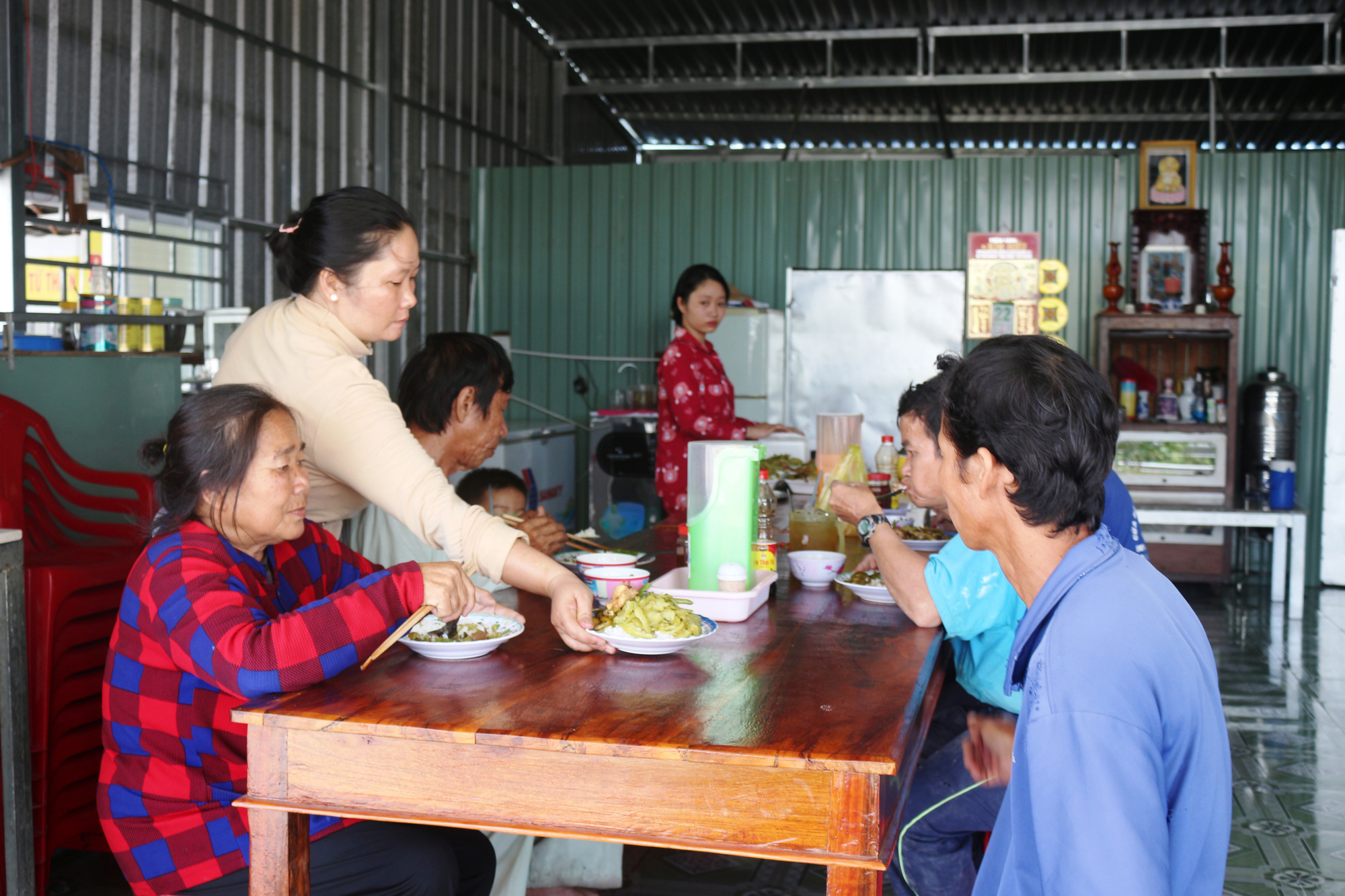 Đôi vợ chồng ở nhà thuê làm chuyện “bao đồng” - Ảnh 1.