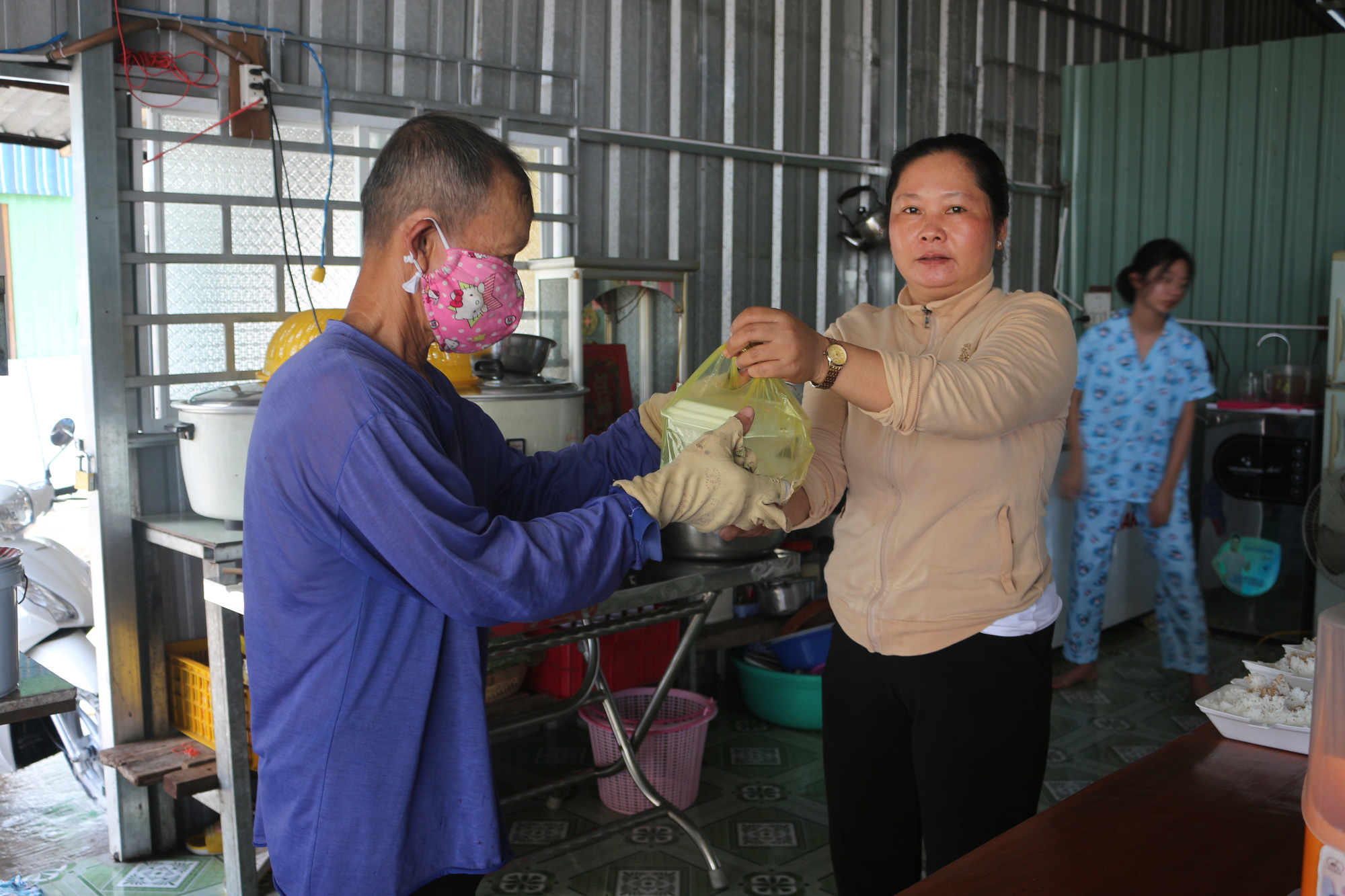Đôi vợ chồng ở nhà thuê làm chuyện “bao đồng”