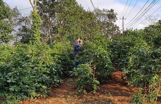 Hai thanh niên cầm kéo, dao lao vào đánh nhau và cái kết đắng