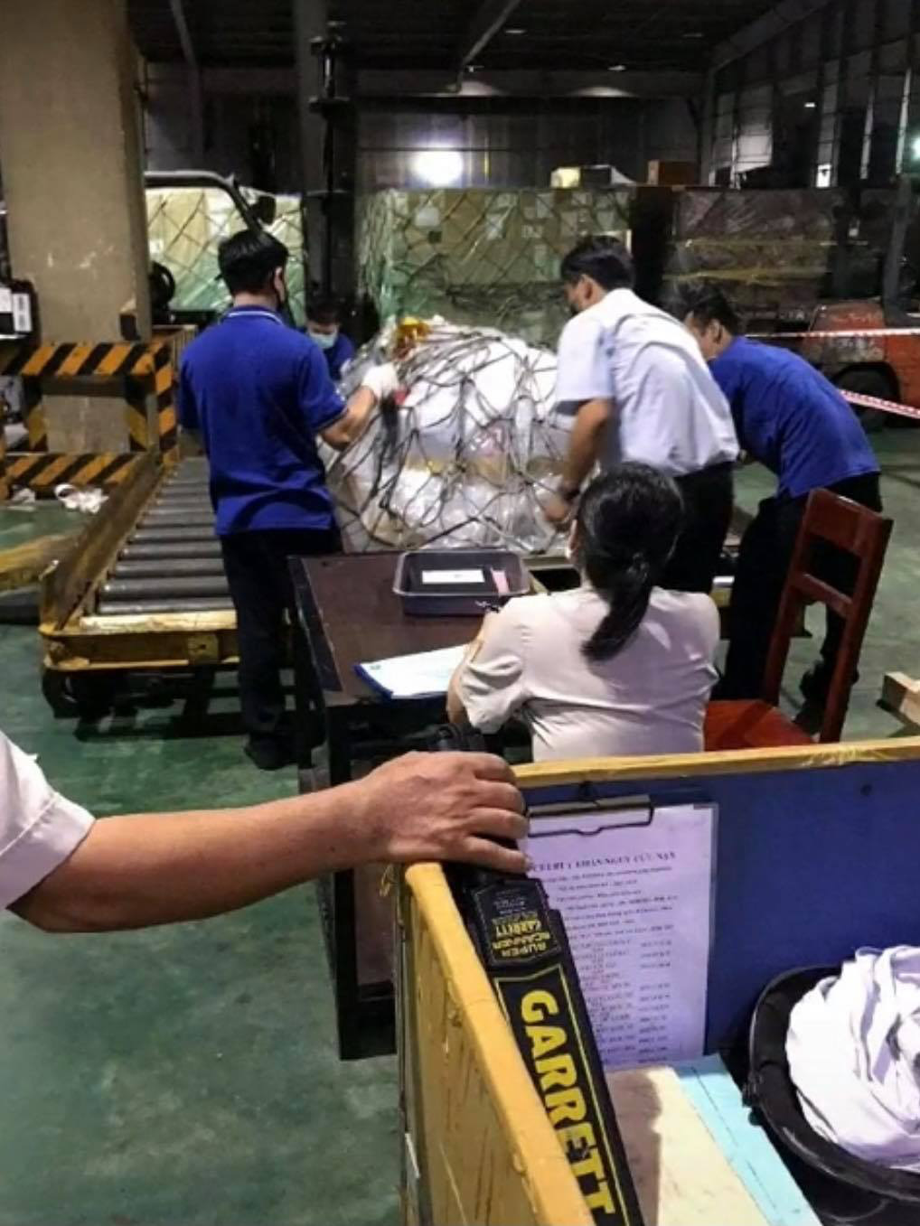 Nghệ sĩ Hoài Linh vẫy tay chào trong nước mắt tại sân bay tiễn biệt nghệ sĩ Chí Tài - Ảnh 5.
