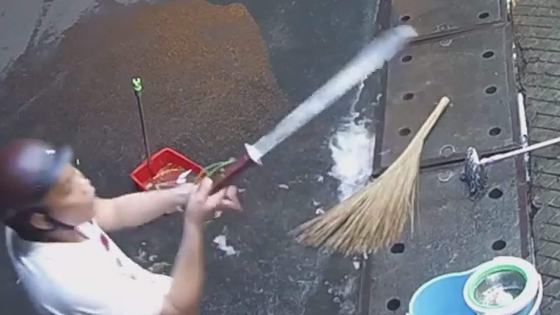 CLIP: Nam thanh niên đánh dã man cô gái và dọa chém người can ngăn ở TP HCM - Ảnh 4.
