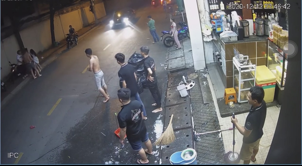 CLIP: Nam thanh niên đánh dã man cô gái và dọa chém người can ngăn ở TP HCM - Ảnh 2.