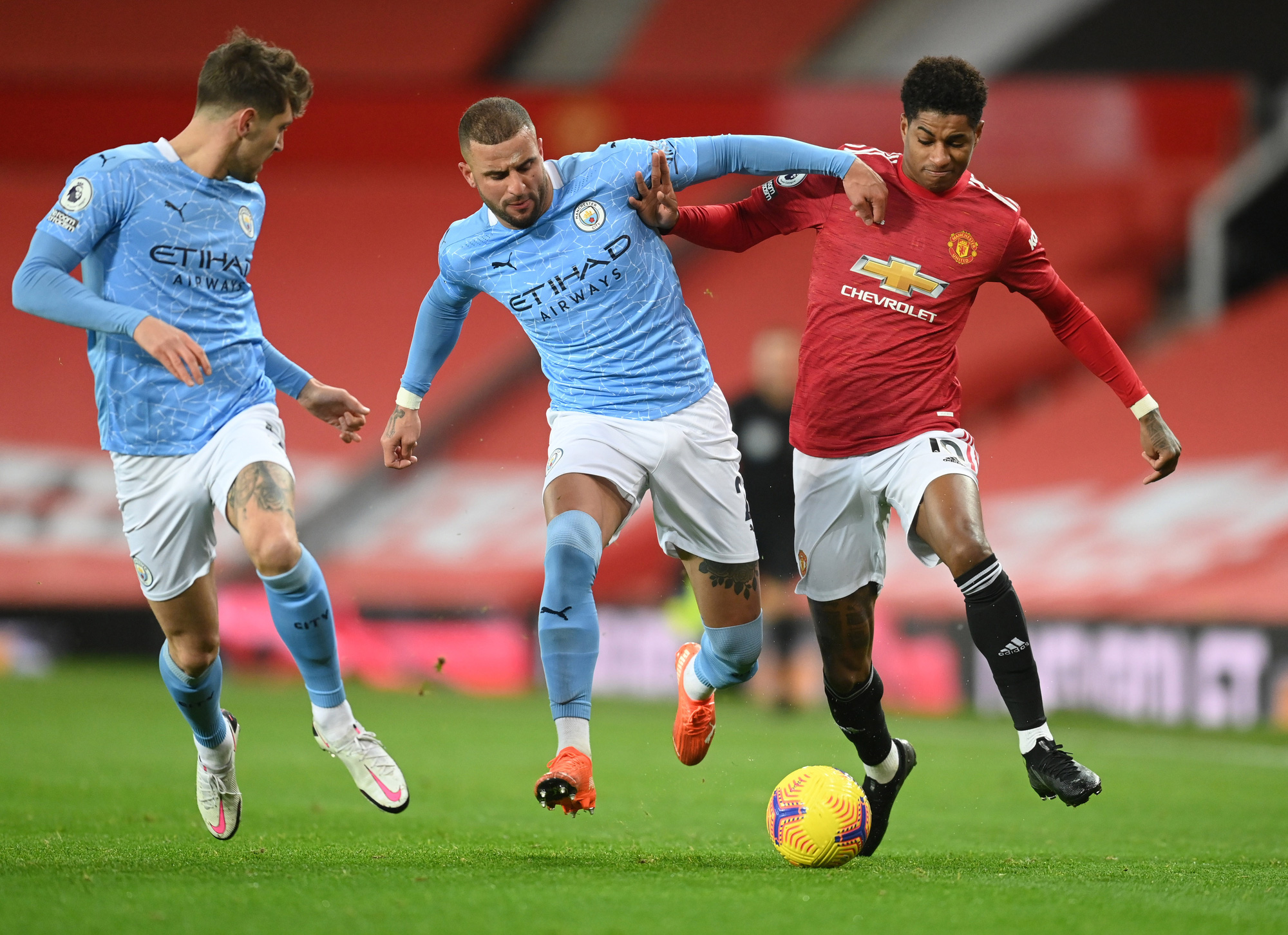 Man United không thắng nổi Man City, Chelsea gục ngã trước Everton