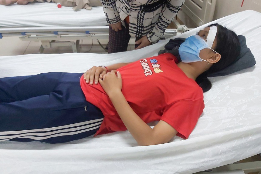 Nữ sinh bị đánh và đạp xuống hố sâu sau vụ va quẹt giao thông