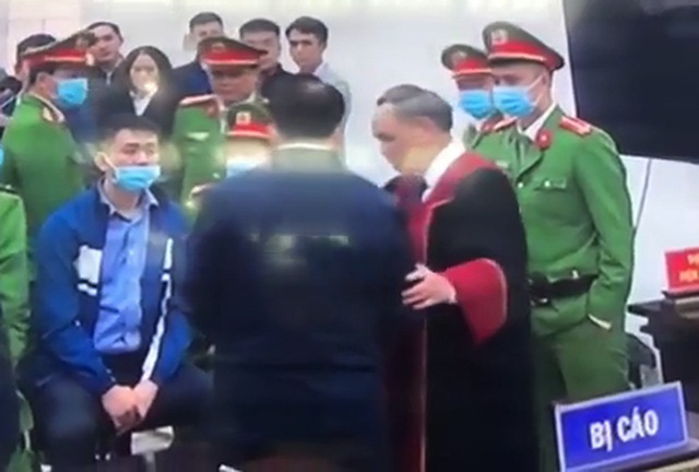 Chủ tọa phiên tòa lý giải việc bắt tay bị cáo Nguyễn Đức Chung sau khi kết thúc phiên xử