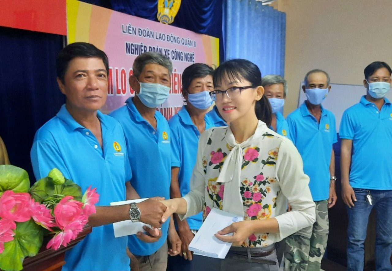 Hỗ trợ đoàn viên nghiệp đoàn xe công nghệ bị giảm thu nhập