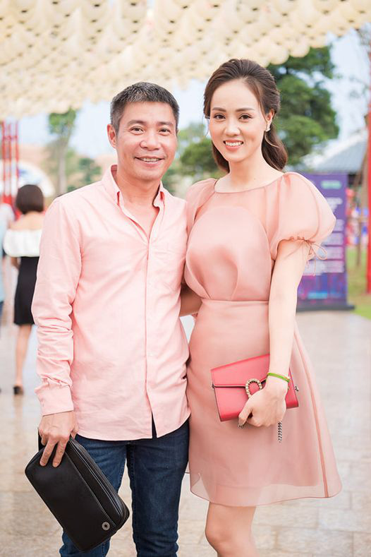 C&ocirc; Đẩu C&ocirc;ng L&yacute; sắp kết h&ocirc;n lần ba với bạn g&aacute;i k&eacute;m 15 tuổi - Ảnh 1.