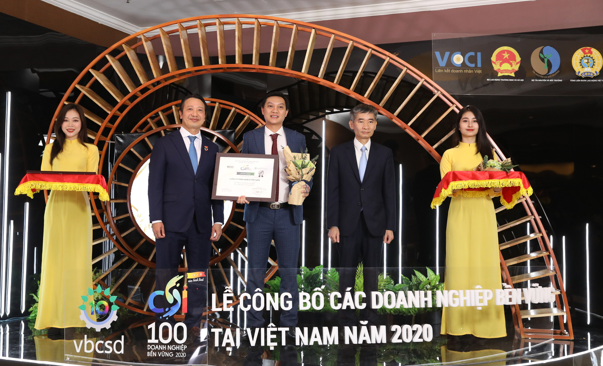 Amway Việt Nam  c&oacute; mặt trong top 100 doanh nghiệp ph&aacute;t triển bền vững tại Việt Nam - Ảnh 1.