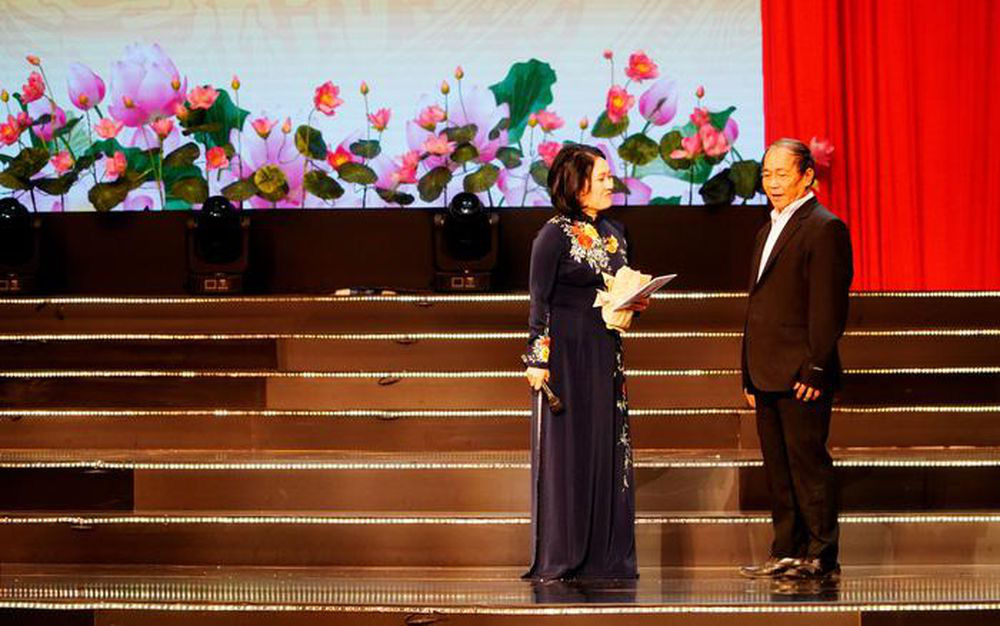 Cảm động hai &ocirc;ng ch&aacute;u l&aacute;i đ&ograve; cứu người tho&aacute;t d&ograve;ng lũ dữ - Ảnh 2.