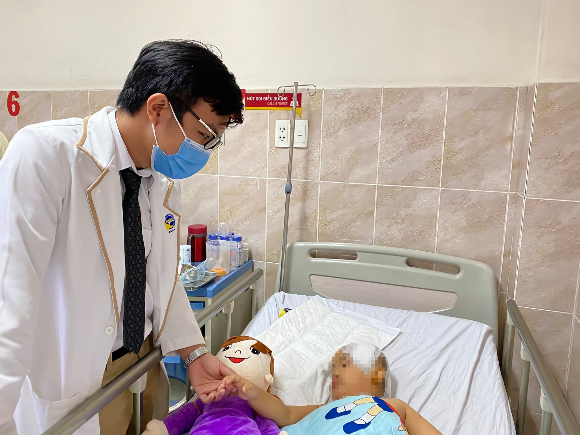 TP HCM: Ch&aacute;u b&eacute; 4 tuổi rớt cầu thang nguy kịch  - Ảnh 2.