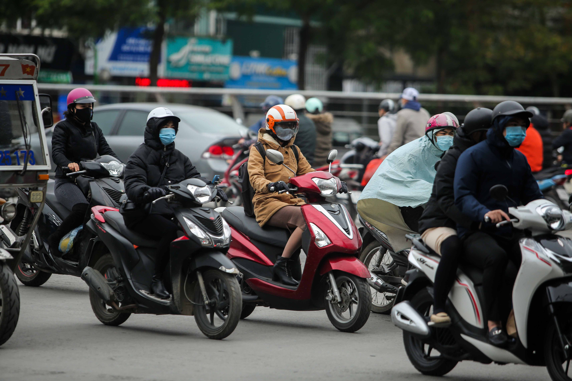 CLIP: Người dân Hà Nội co ro trong rét đậm tràn về - Ảnh 2.